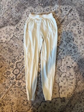Lululemon cream joggers in size 4/ S